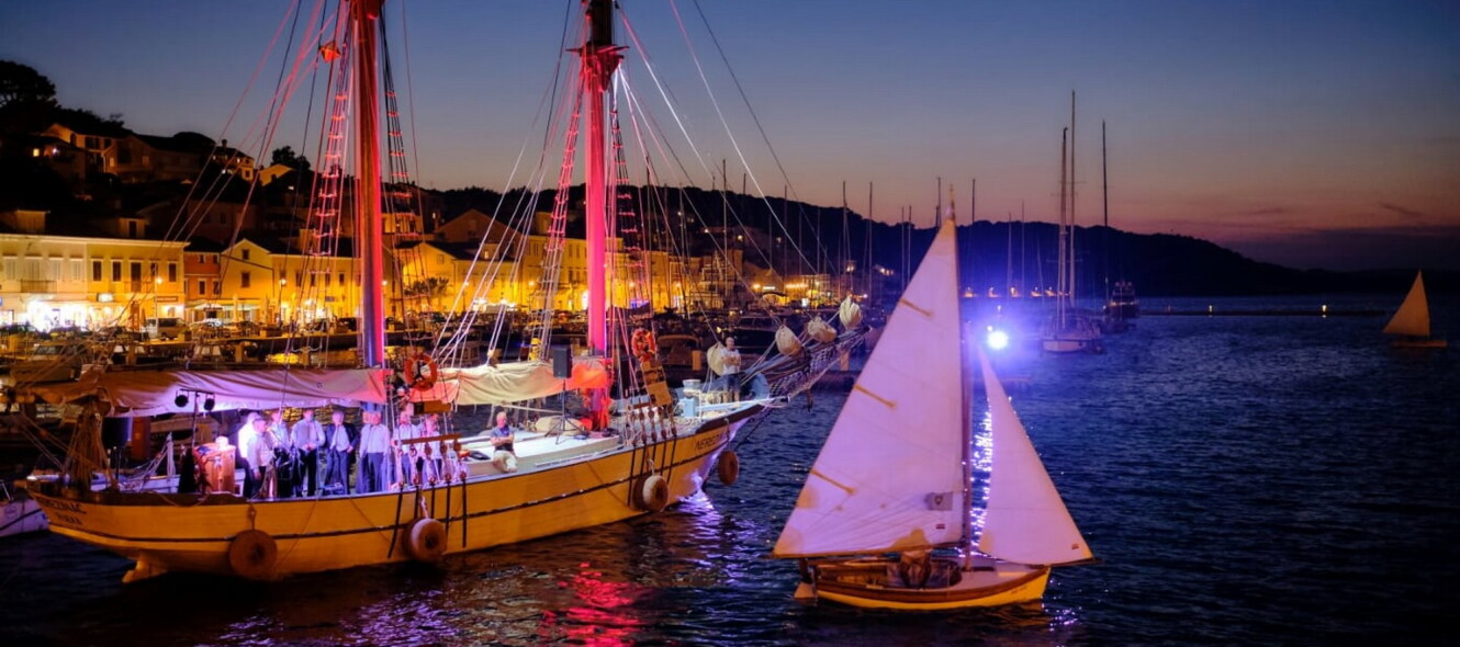 3. Noćna regata tradicijskih barki na jedra pod svjetlima reflektora, autor Sandro Tariba