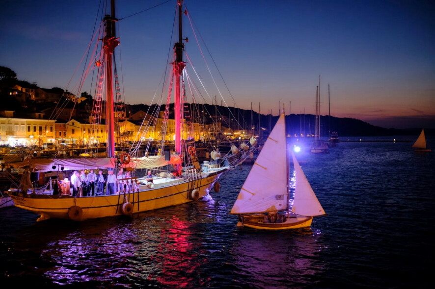 3. Noćna regata tradicijskih barki na jedra pod svjetlima reflektora, autor Sandro Tariba